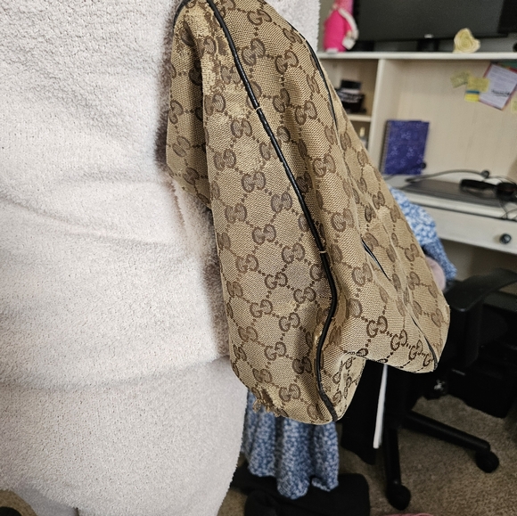 Gucci hobo bag is worn in all four corners otherwise purse is in good condition. - Picture 12 of 13